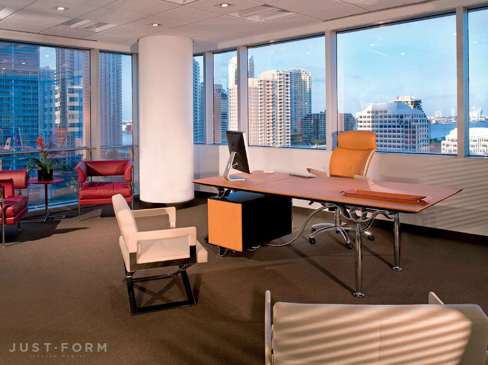 Письменный стол Corinthia Desk фабрика Poltrona Frau фотография № 4