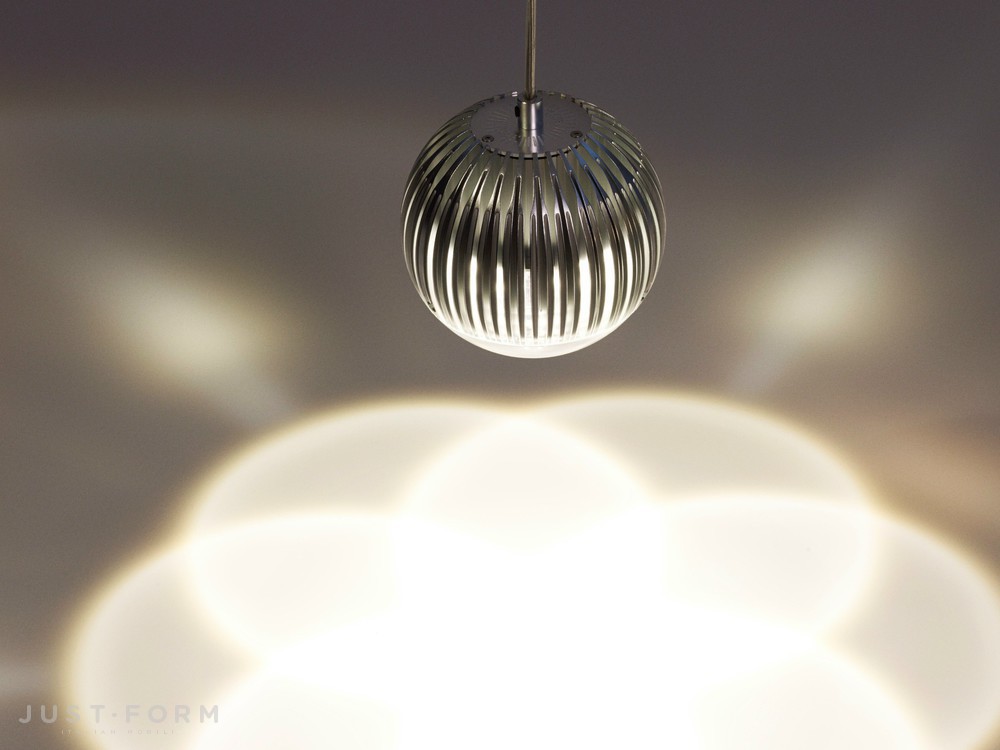 Подвесной светильник Fin Light Round Aluminium фабрика Tom Dixon фотография № 3