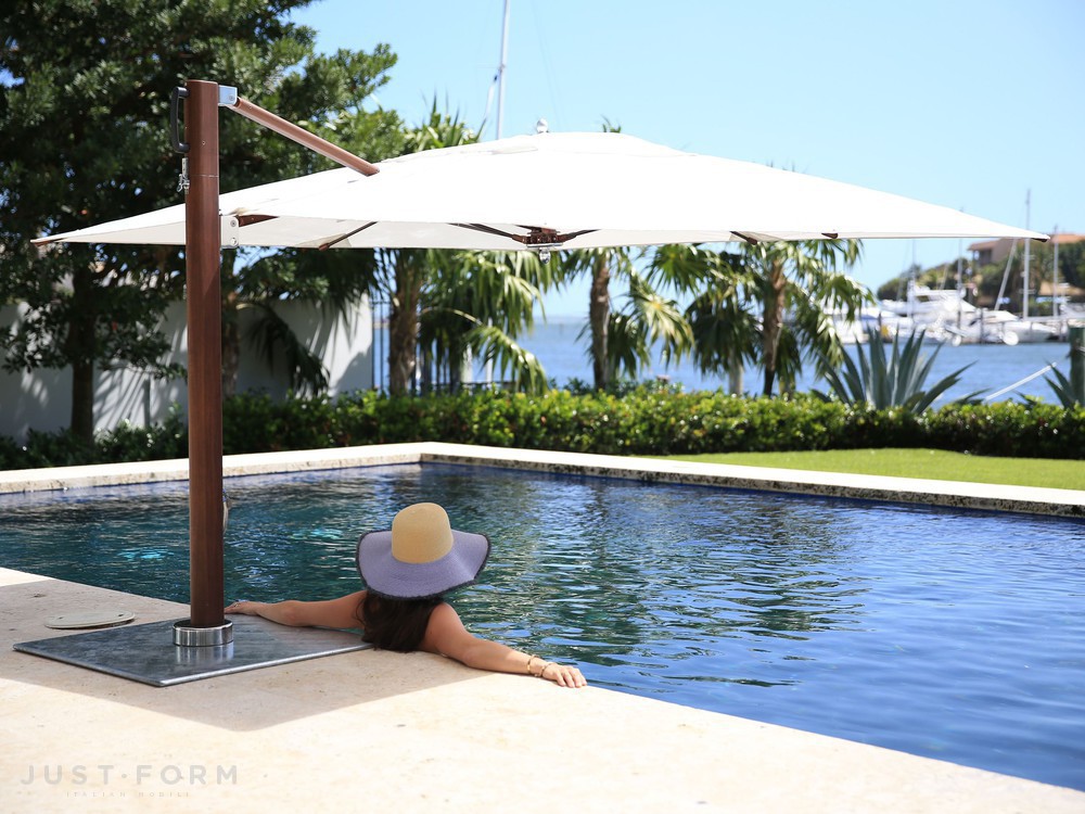 Садовый зонт Vineyard Swim Under Cantilever фабрика Tuuci фотография № 1