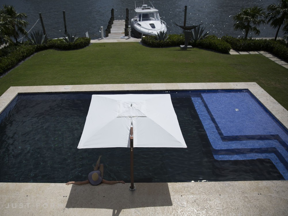 Садовый зонт Vineyard Swim Under Cantilever фабрика Tuuci фотография № 4
