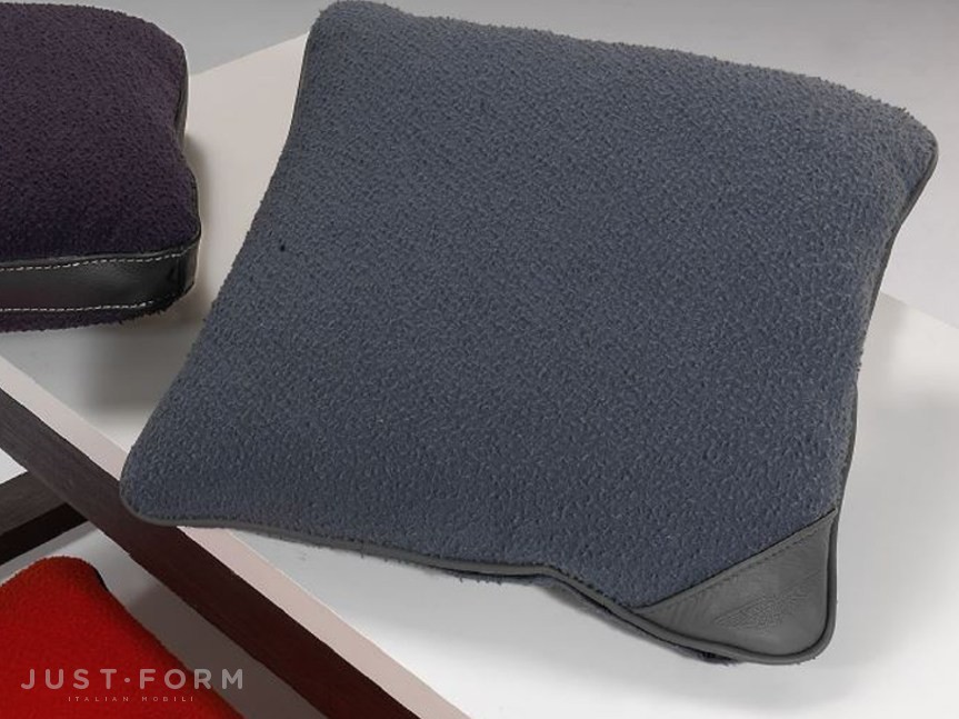 Диванная подушка Casentino Wool фабрика Aston Martin Interiors фотография № 1