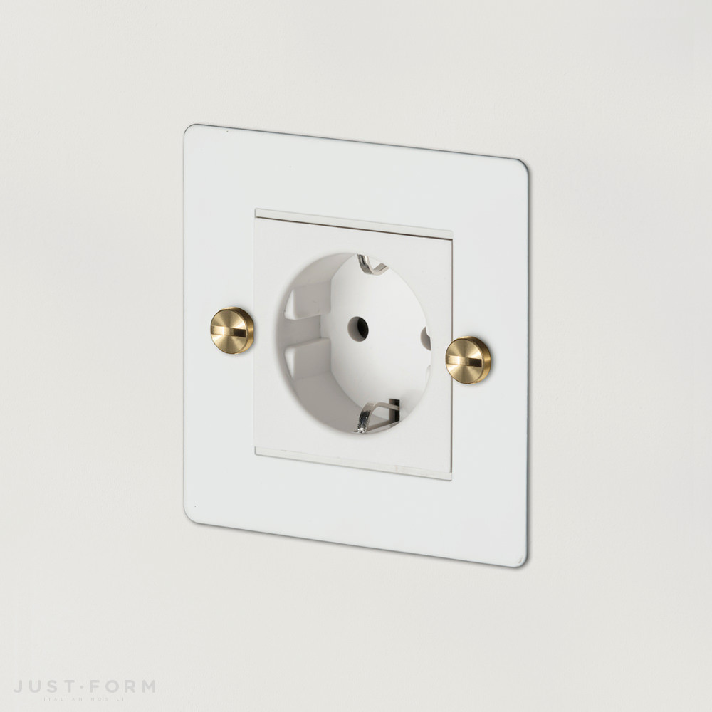 Розетка одинарная 1G Euro Socket / White / Brass фабрика Buster + Punch фотография № 1