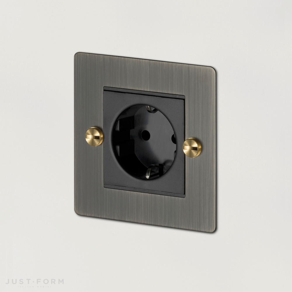Розетка одинарная 1G Euro Socket / Smoked Bronze / Brass фабрика Buster + Punch фотография № 1