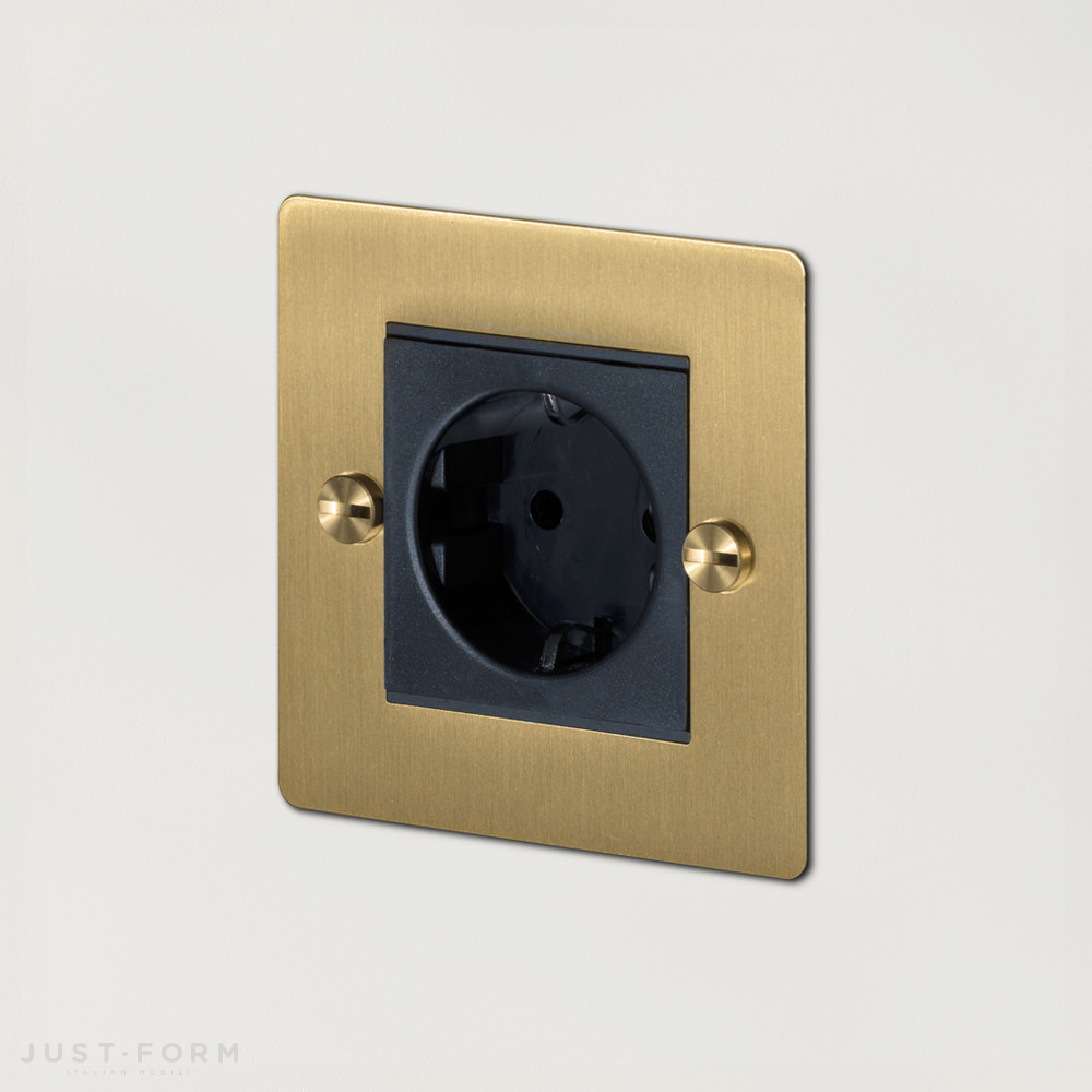 Розетка одинарная 1G Euro Socket / Brass фабрика Buster + Punch фотография № 1