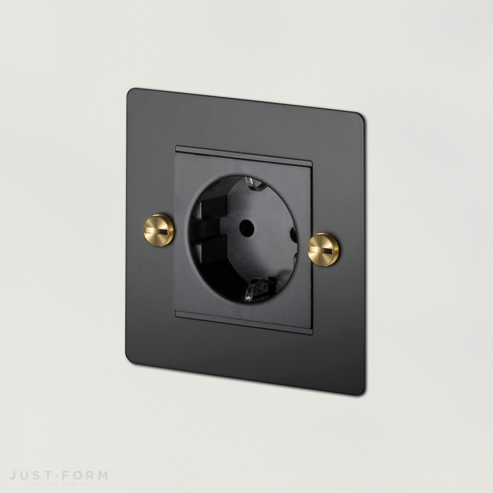 Розетка одинарная 1G Euro Socket / Black / Brass фабрика Buster + Punch фотография № 1
