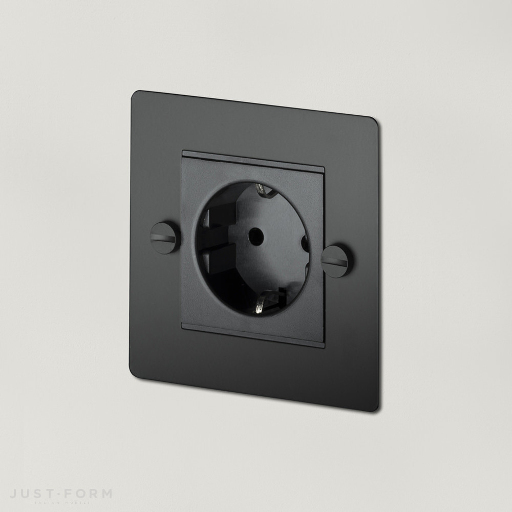 Розетка одинарная 1G Euro Socket / Black фабрика Buster + Punch фотография № 1