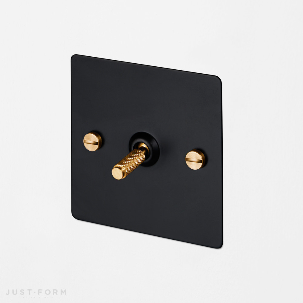 Перекрестный переключатель 1G Intermediate Toggle Switch / Black / Brass фабрика Buster + Punch фотография № 1