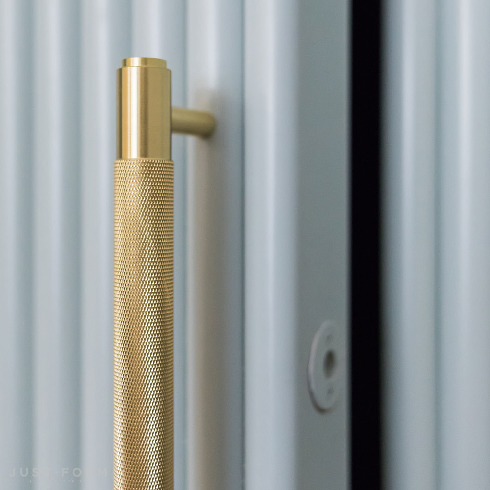 Ручка для мебели Pull Bar / Cross / Brass фабрика Buster + Punch фотография № 8