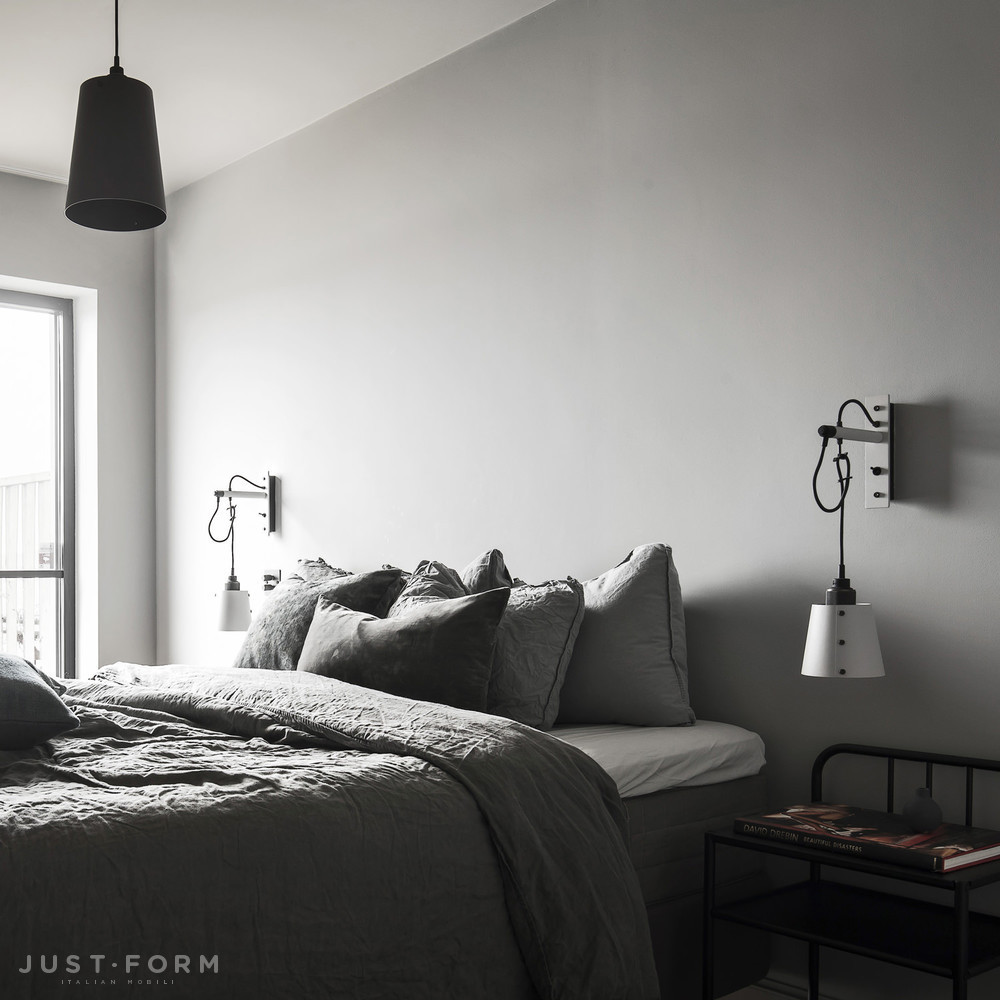 Бра Hooked Wall / Small / Graphite / Steel фабрика Buster + Punch фотография № 3