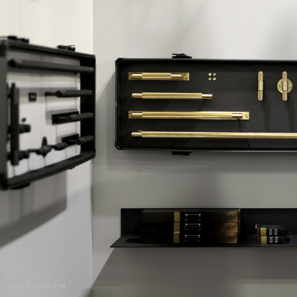 Ручка для мебели и дверей Closet Bar / Cross / Brass фабрика Buster + Punch фотография № 28