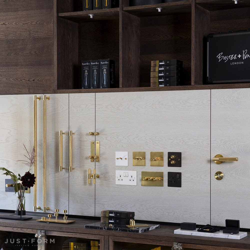 Ручка для мебели Pull Bar / Cross / Brass фабрика Buster + Punch фотография № 26