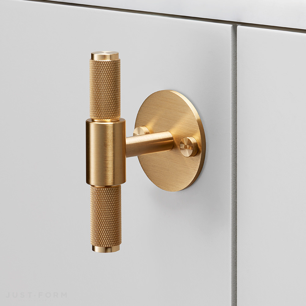 Ручка для мебели T-Bar / Cross / Plate / Brass фабрика Buster + Punch фотография № 1