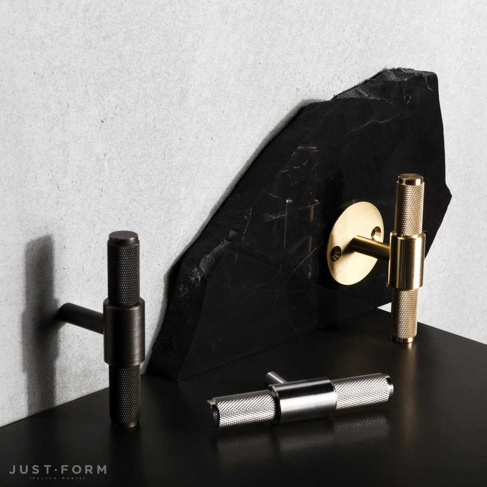 Ручка для мебели T-Bar / Cross / Plate / Brass фабрика Buster + Punch фотография № 5