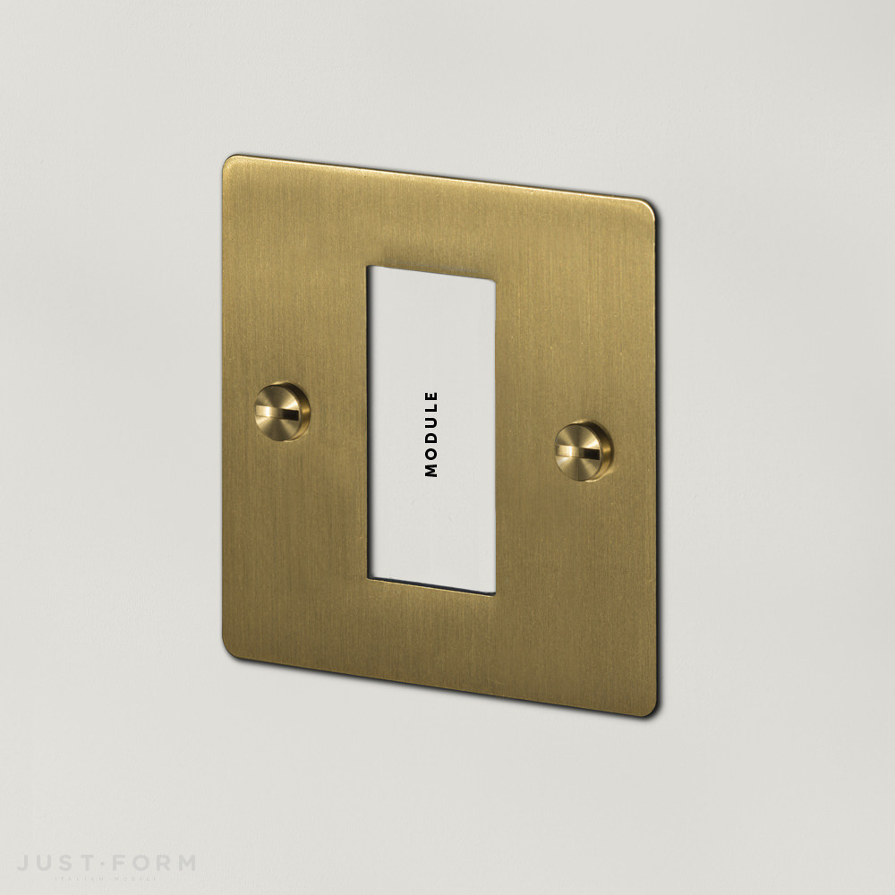 Рамка для розетки 1G Euro Plate / 1 Mod / Brass фабрика Buster + Punch фотография № 1