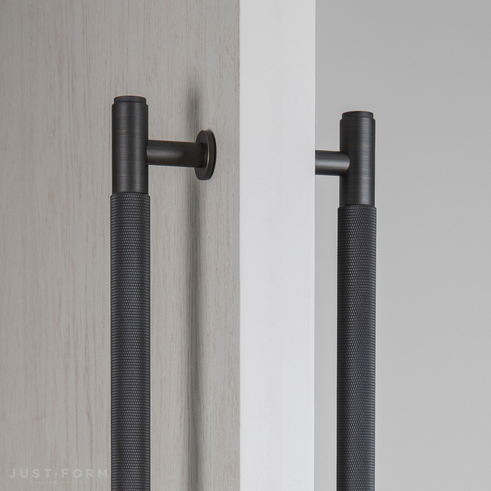 Ручка для мебели и дверей Closet Bar / Double-Sided / Cross / Smoked Bronze фабрика Buster + Punch фотография № 1