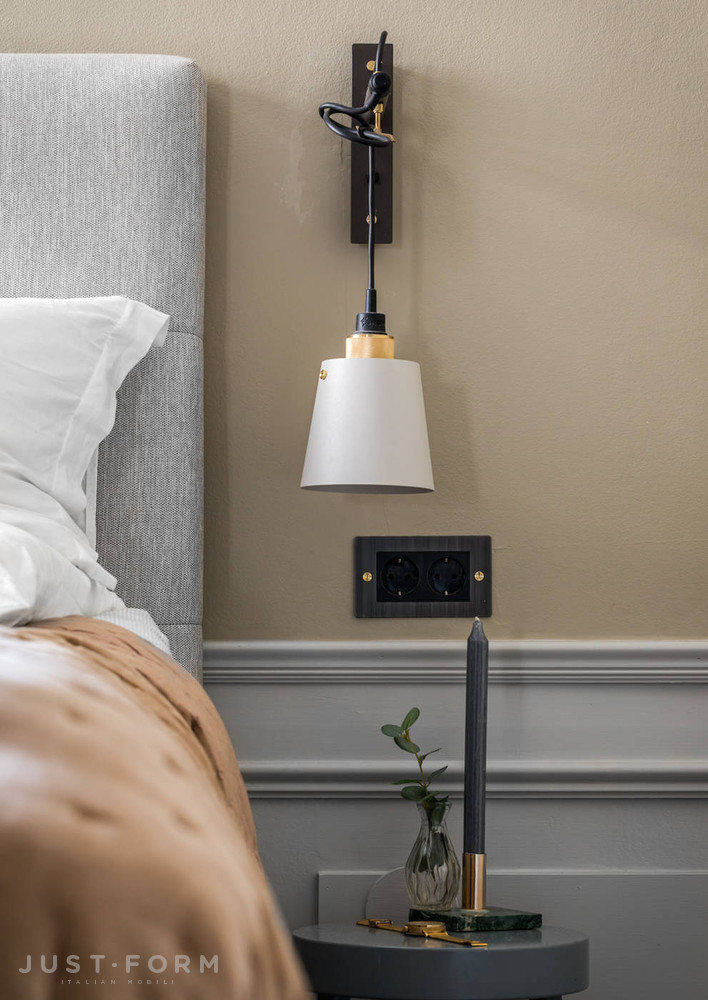 Бра Hooked Wall / Small / Graphite / Brass фабрика Buster + Punch фотография № 15
