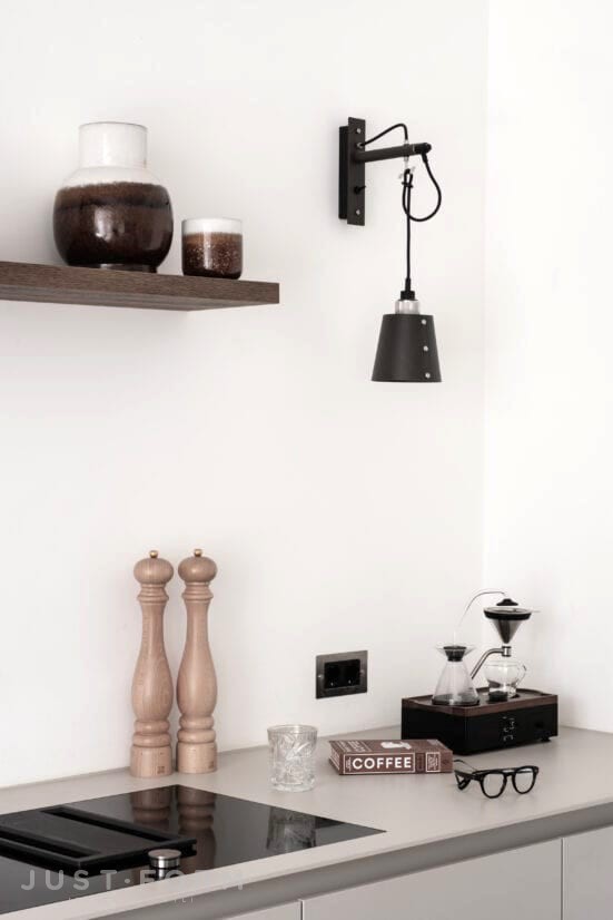 Бра Hooked Wall / Small / Graphite / Brass фабрика Buster + Punch фотография № 18