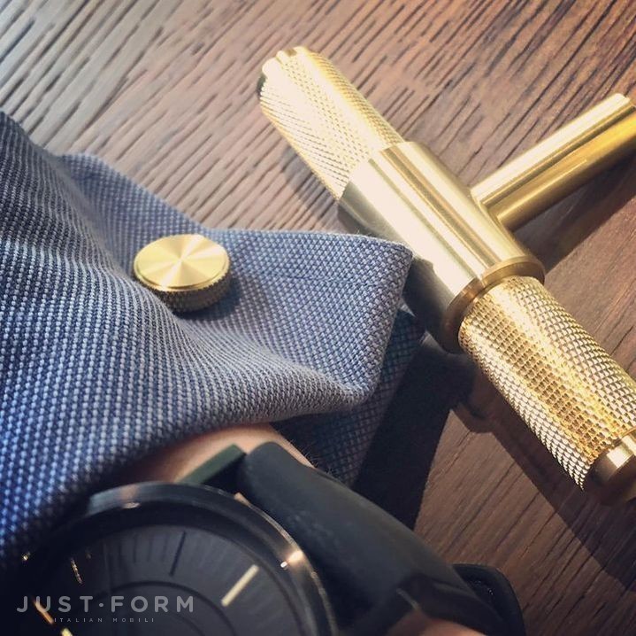 Ручка для мебели T-Bar / Brass фабрика Buster + Punch фотография № 22