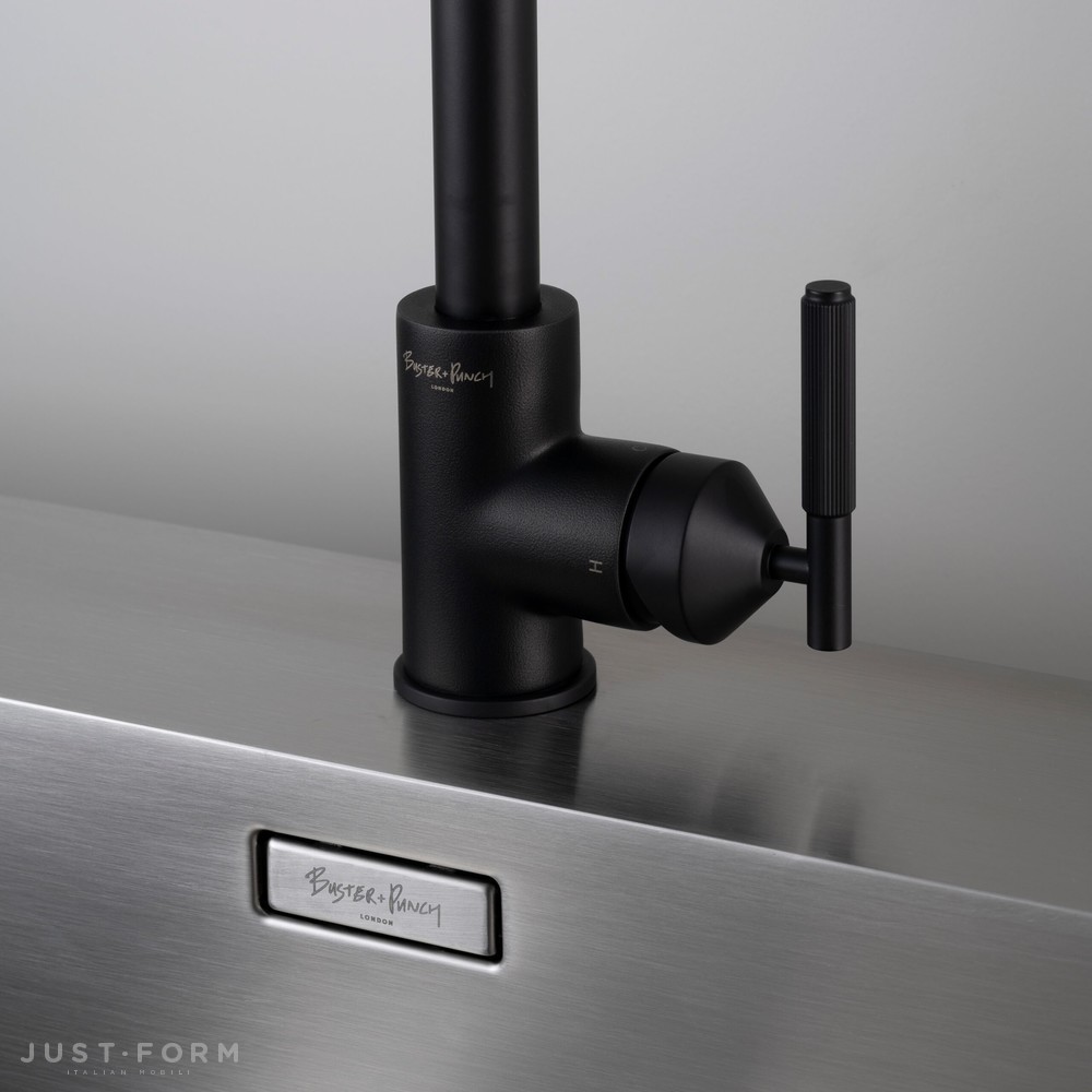 Кухонный кран с душем Kitchen Tap / Mixer with Pull Out Spray / Linear / Welders Black фабрика Buster + Punch фотография № 3