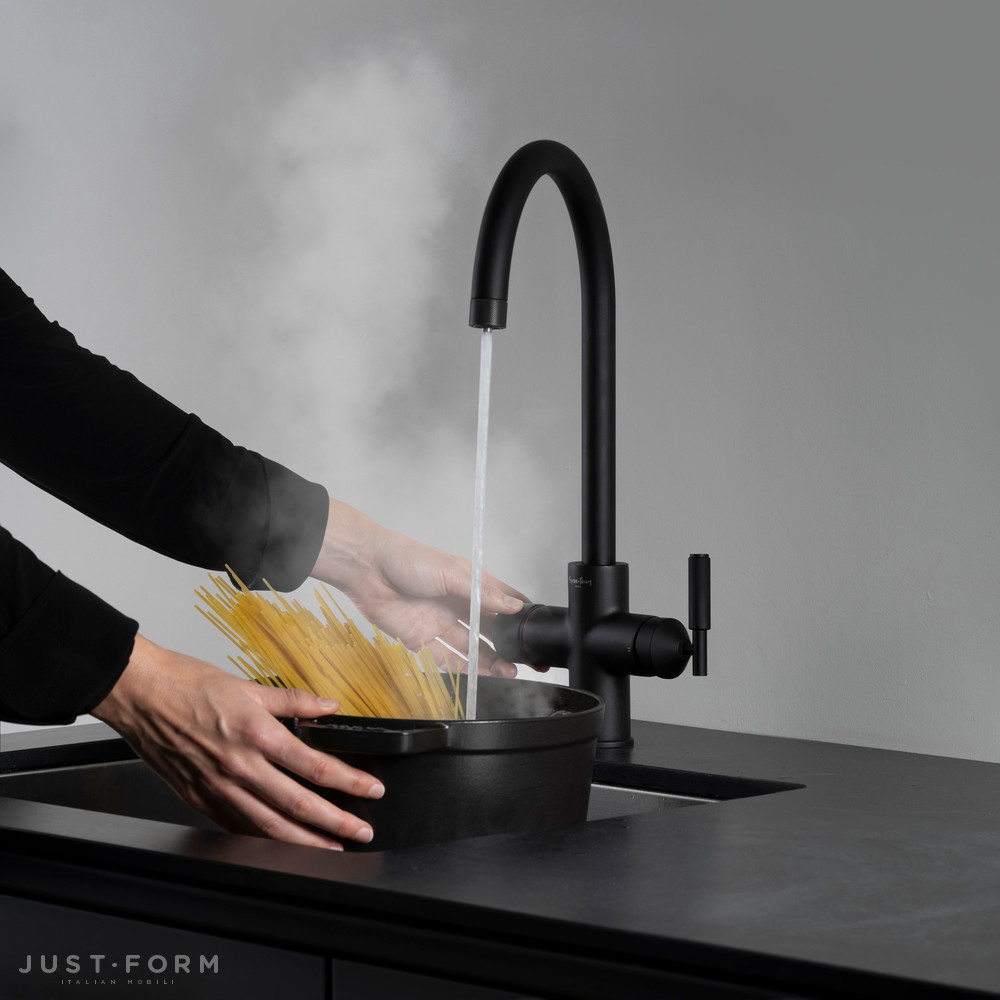 Кухонный кран Kitchen Tap / 4-in-1 / Linear / Brass фабрика Buster + Punch фотография № 5