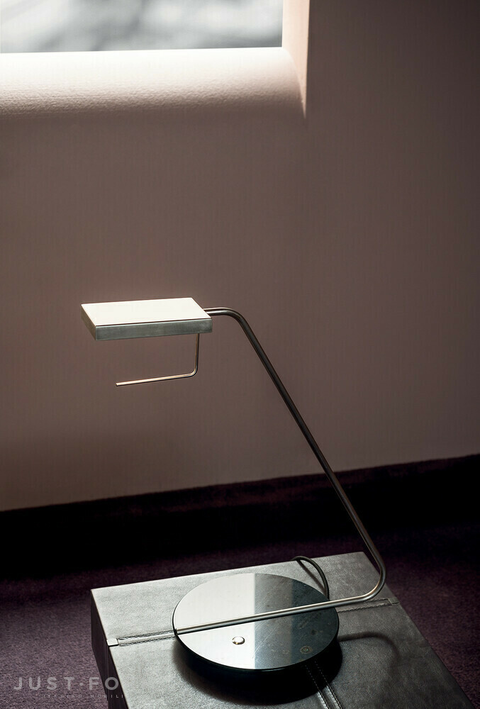 Настольная лампа Blade Table Lamp фабрика Baxter фотография № 3