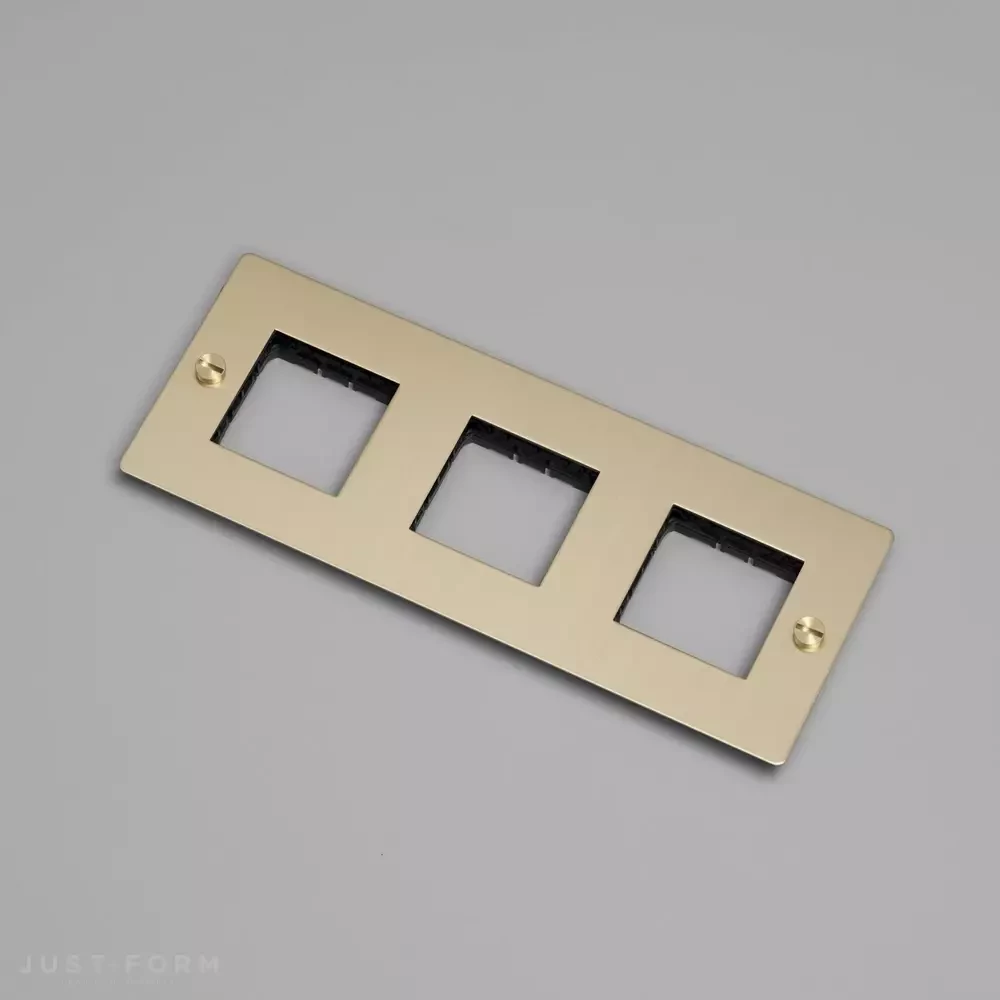​Трехпостовая рамка 3G Wall Plate / Horizontal / No Infills / Brass фабрика Buster + Punch фотография № 1