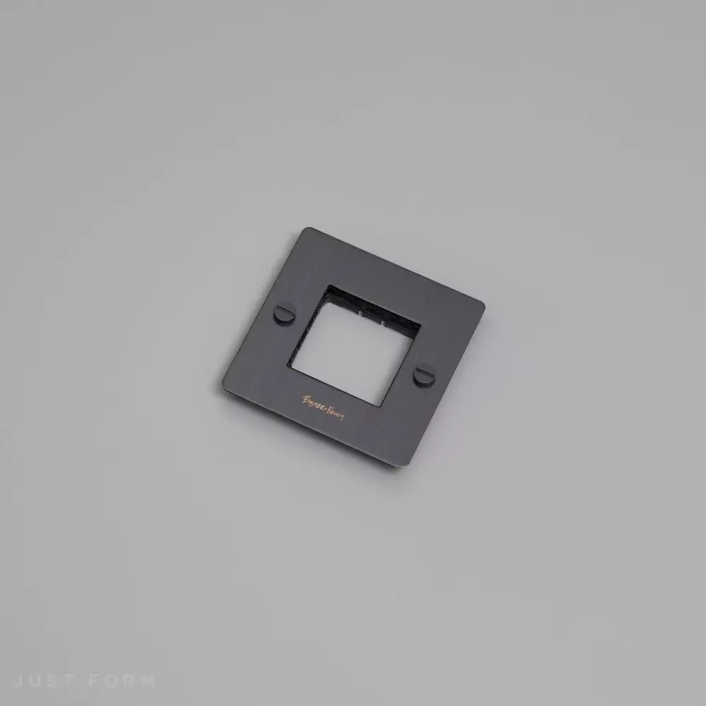 Однопостовая рамка 1G Wall Plate / Horizontal / No Infills / Smoked Bronze фабрика Buster + Punch фотография № 1