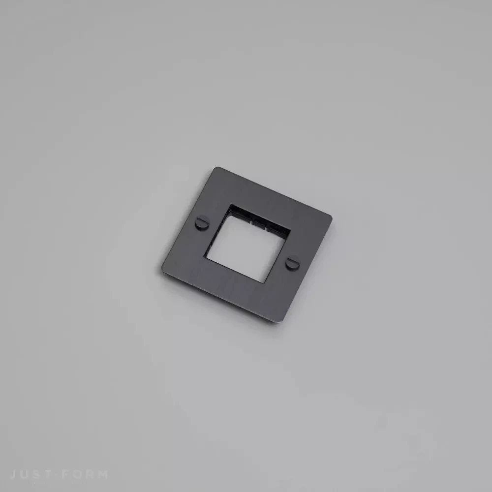 Однопостовая рамка 1G Wall Plate / Horizontal / No Infills / Smoked Bronze фабрика Buster + Punch фотография № 2