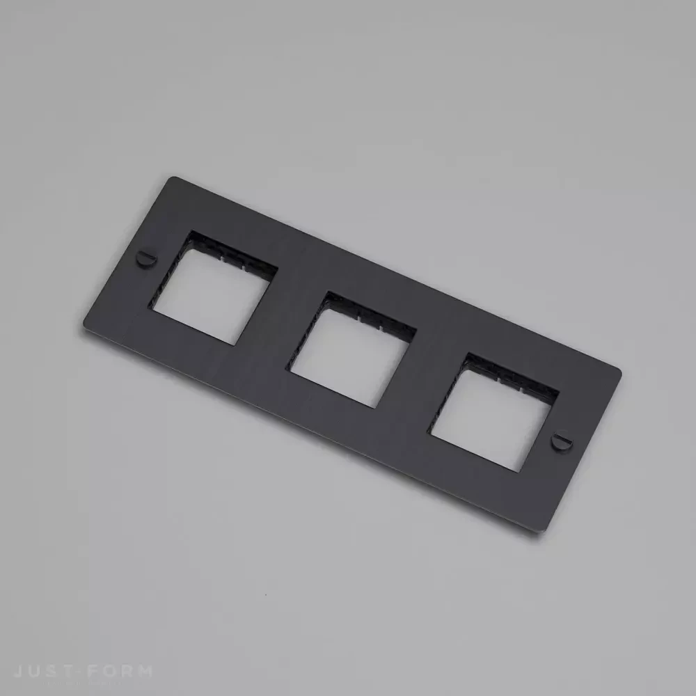 ​Трехпостовая рамка 3G Wall Plate / Horizontal / No Infills / Smoked Bronze фабрика Buster + Punch фотография № 1