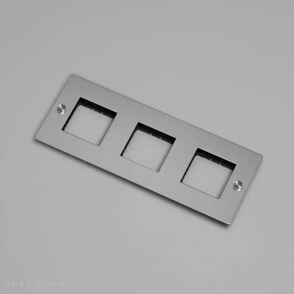 ​Трехпостовая рамка 3G Wall Plate / Horizontal / No Infills / Steel фабрика Buster + Punch фотография № 1
