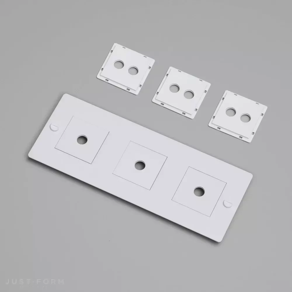 ​Горизонтальная трехпостовая рамка 3G Wall Plate / Horizontal / With Infills / White фабрика Buster + Punch фотография № 1
