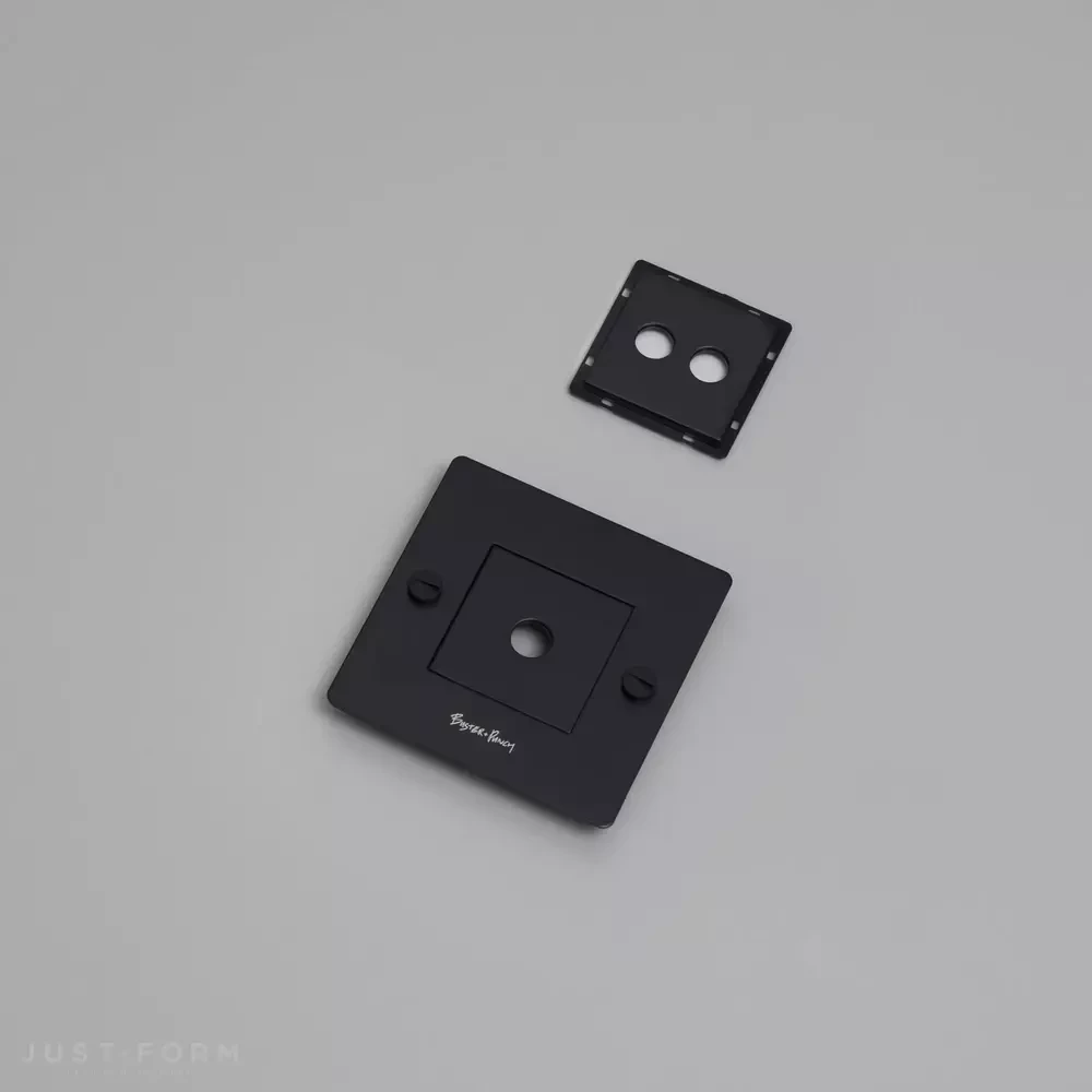 Однопостовая рамка 1G Wall Plate / Horizontal / With Infills / Black фабрика Buster + Punch фотография № 1