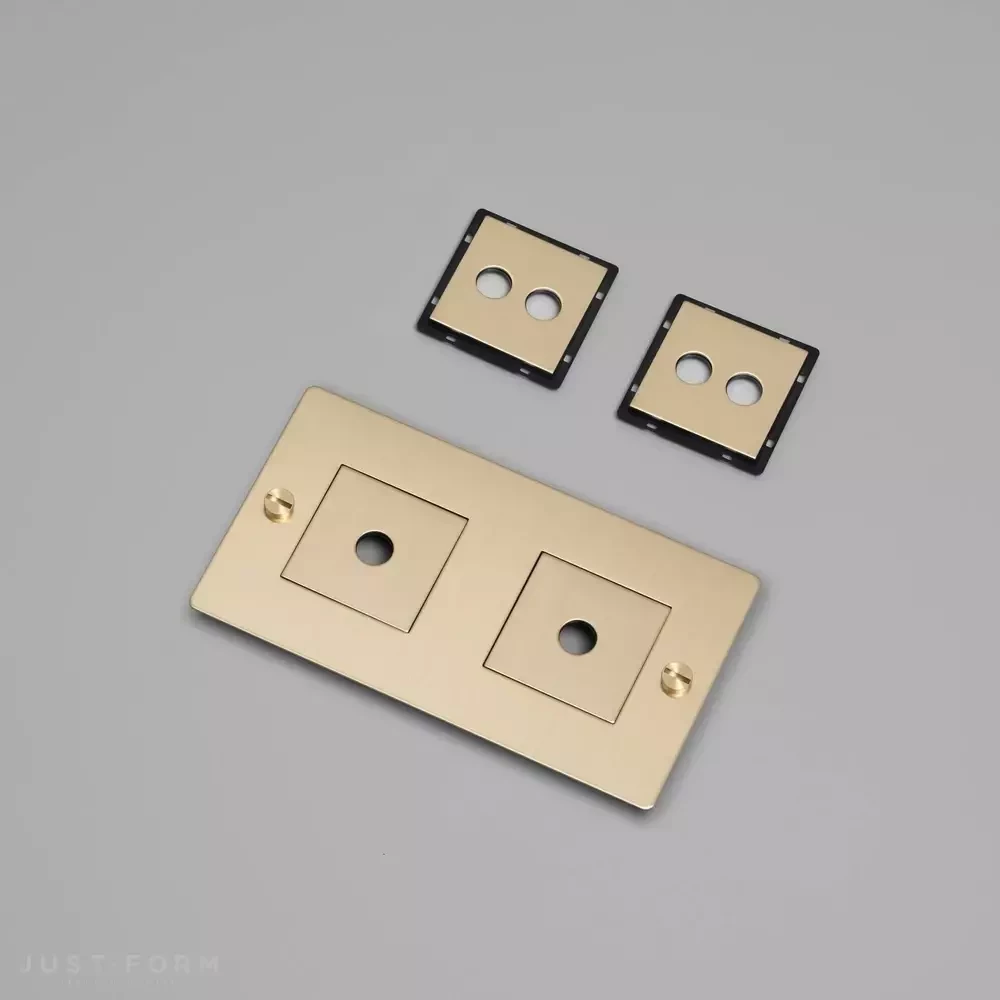 ​Горизонтальная двухпостовая рамка 2G Wall Plate / Horizontal / With Infills / Brass фабрика Buster + Punch фотография № 1