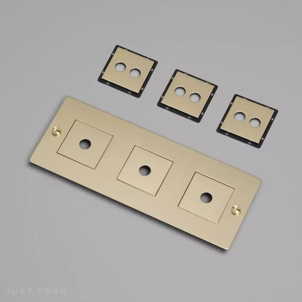 ​Горизонтальная трехпостовая рамка 3G Wall Plate / Horizontal / With Infills / Brass фабрика Buster + Punch фотография № 1