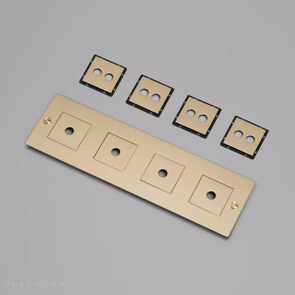 Горизонтальная четырехпостовая рамка 4G Wall Plate / Horizontal / With Infills / Brass фабрика Buster + Punch фотография № 1