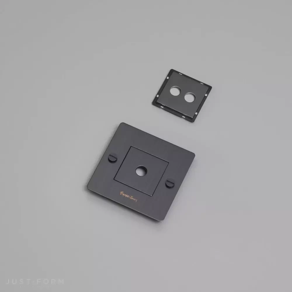 ​Однопостовая рамка 1G Wall Plate / Horizontal / With Infills / Smoked Bronze фабрика Buster + Punch фотография № 1