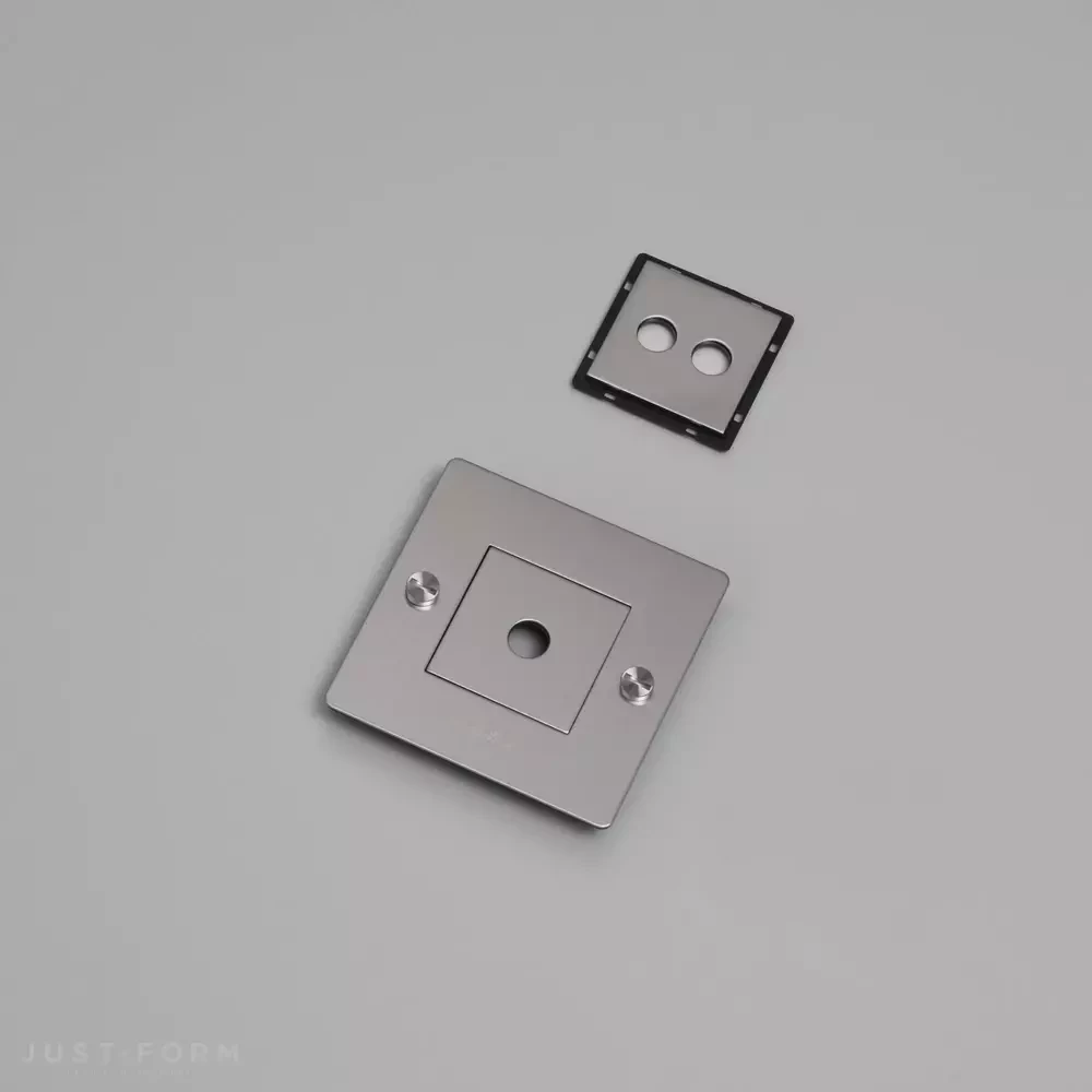 ​Однопостовая рамка 1G Wall Plate / Horizontal / With Infills / Steel фабрика Buster + Punch фотография № 1