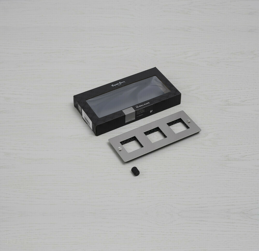 ​Трехпостовая рамка 3G Wall Plate / Horizontal / No Infills / Smoked Bronze фабрика Buster + Punch фотография № 2